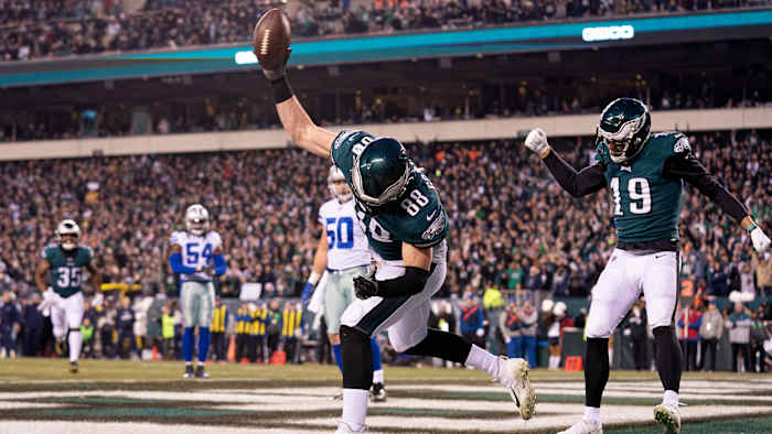 Dallas Goedert’s six-yard TD reception put the Eagles up 10–0.